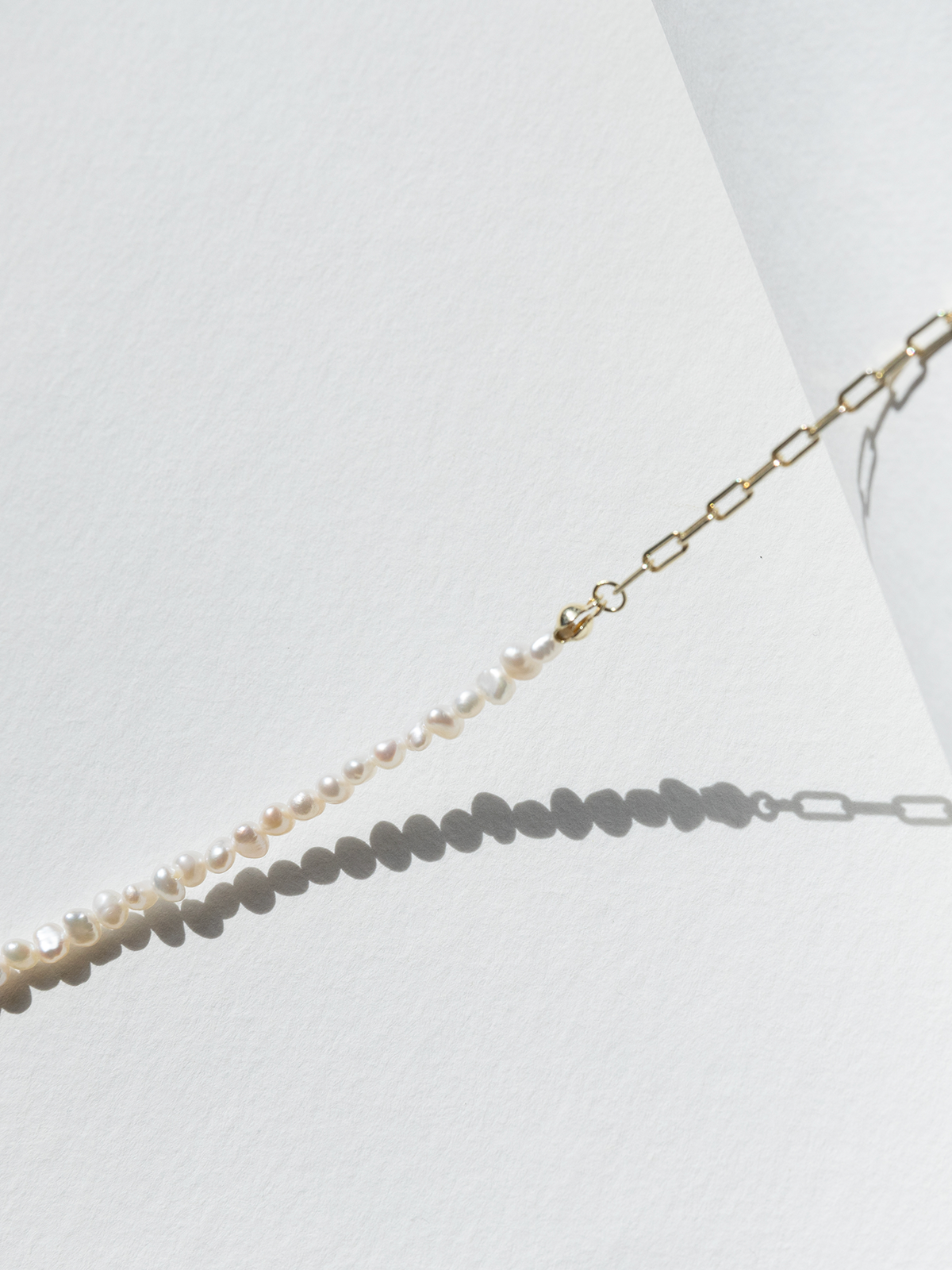 A pearl & mini links chain necklace up close