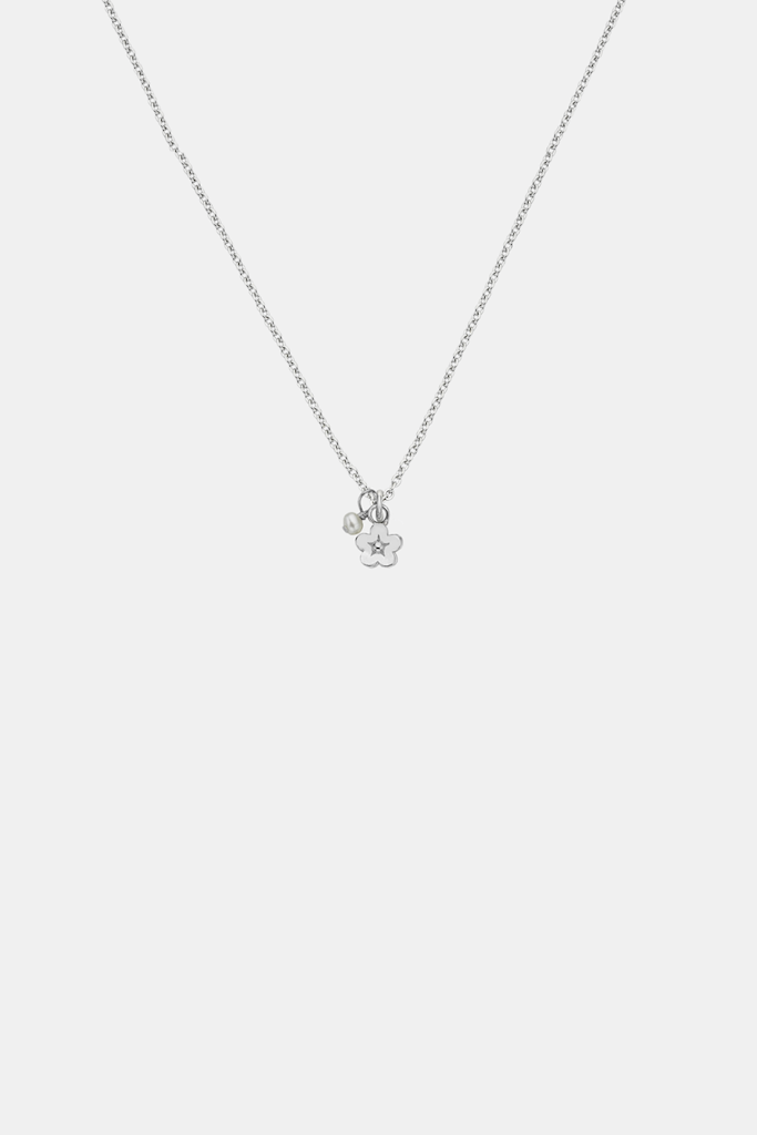 Daisy Day w. Pearl Necklace