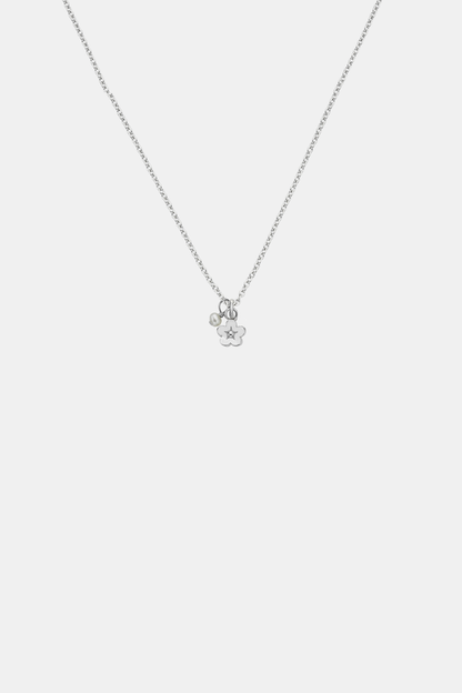 Daisy Day w. Pearl Necklace