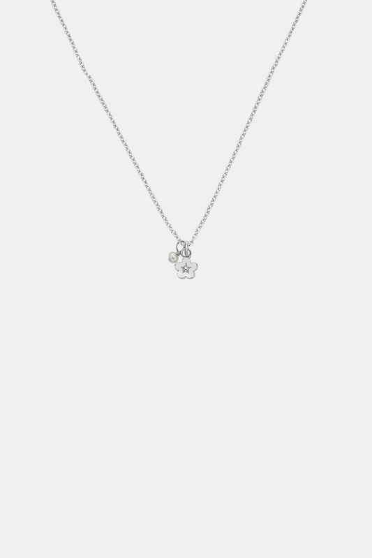 Daisy Day w. Pearl Necklace