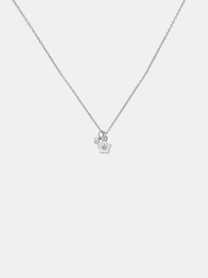 Daisy Day w. Pearl Necklace