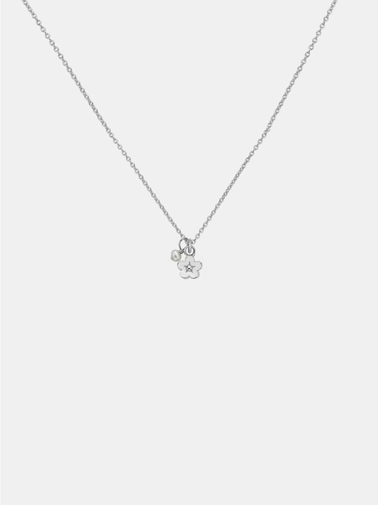 Daisy Day w. Pearl Necklace