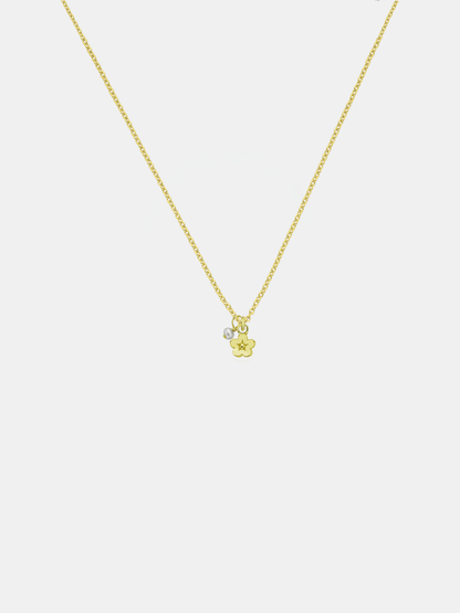 Daisy Day w. Pearl Necklace