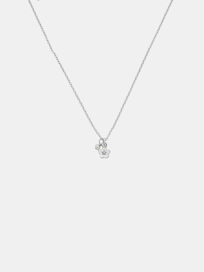Daisy Day w. Pearl Necklace