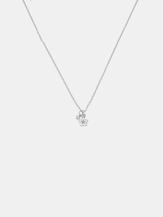 Daisy Day w. Pearl Necklace