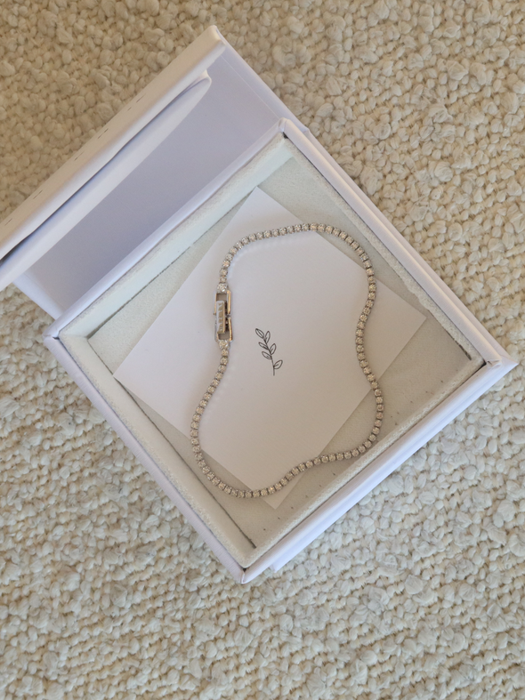 tennis chain in a gift box