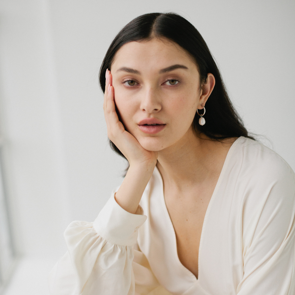 Pearl online hoop huggies